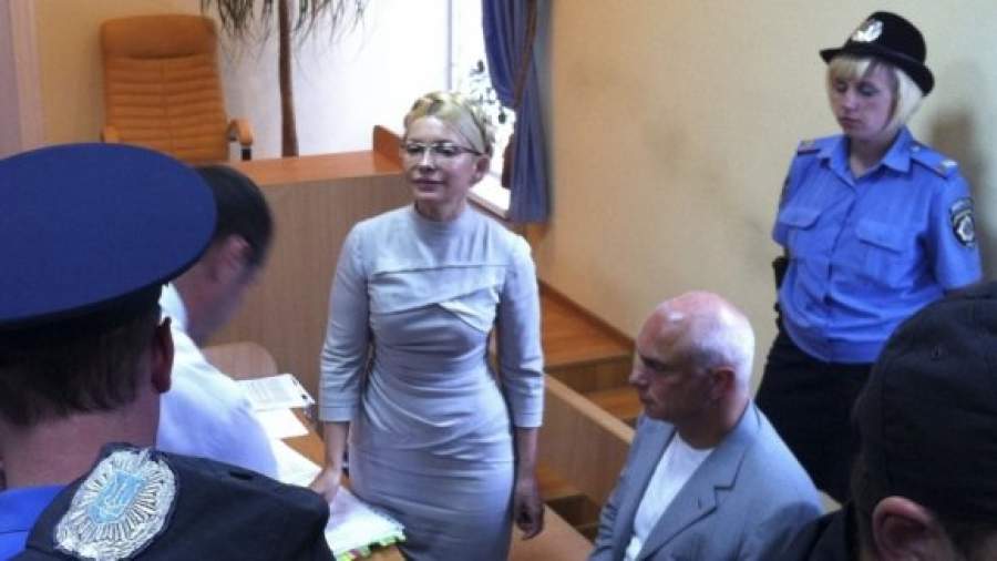 Юлия Тимошенко забыла о маникюре и выдраила камеру