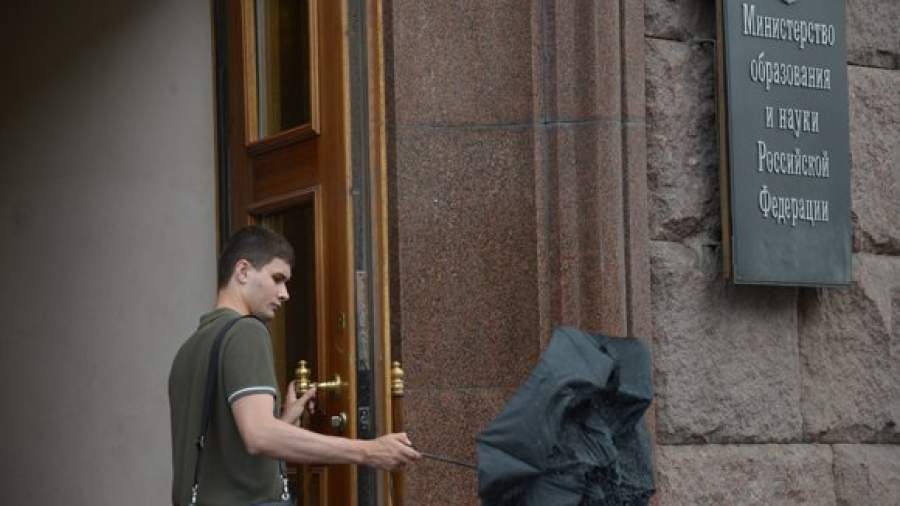 Минобрнауки просят срочно определиться с абитуриентами из ДНР и ЛНР