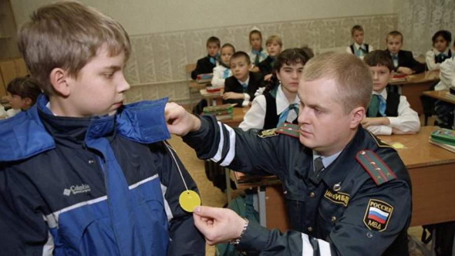 В школьную форму хотят обязать вшивать светоотражатели