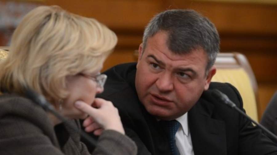 Счетная палата: Сердюков платил Васильевой и замам миллионные премии