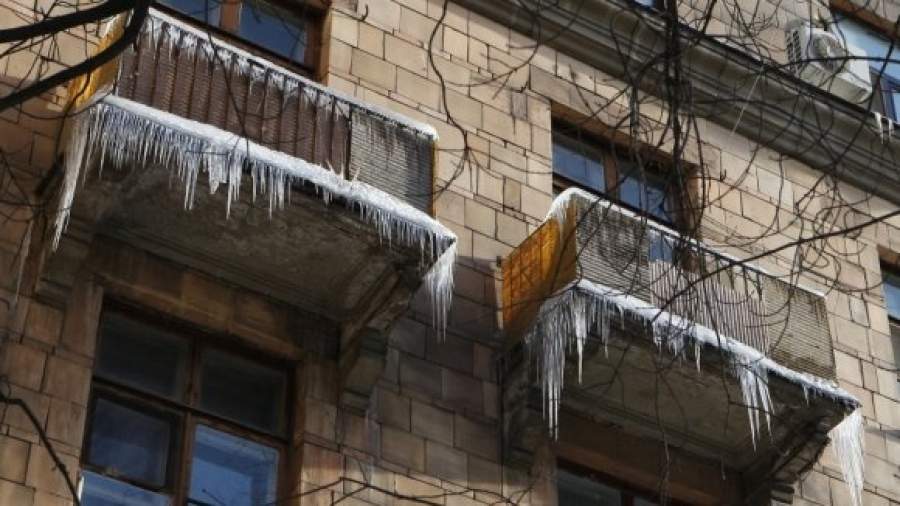 Москвичей заставят сбивать сосульки с балконов
