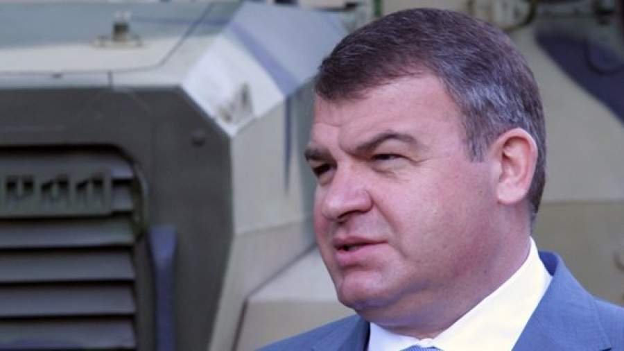 Сердюков требует повысить оклады военных