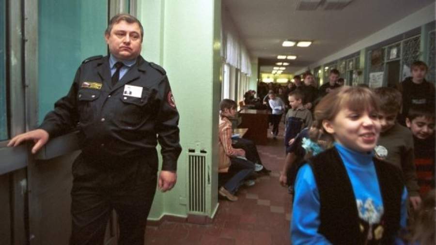 У столичных ЧОПов, охраняющих школы, отберут оружие