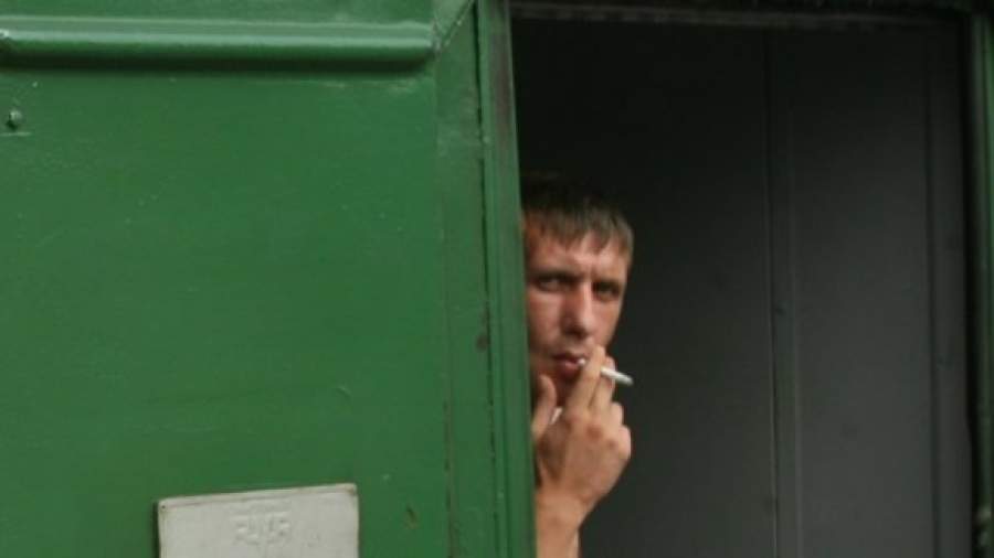 К поездам дальнего следования хотят прицепить вагон-курилку