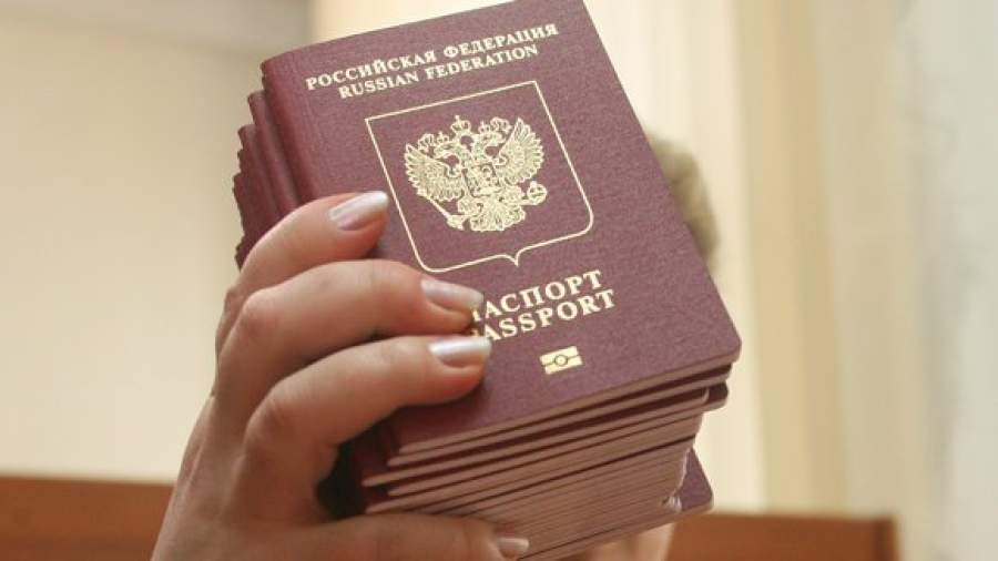 Банкам могут дать право обслуживать россиян по загранпаспорту