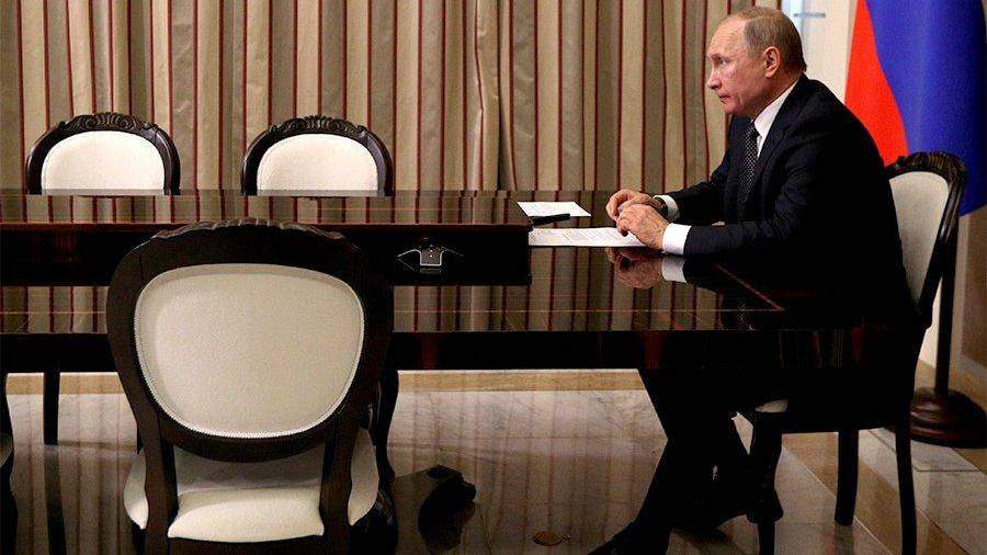 Путин поведал Стоуну о родителях