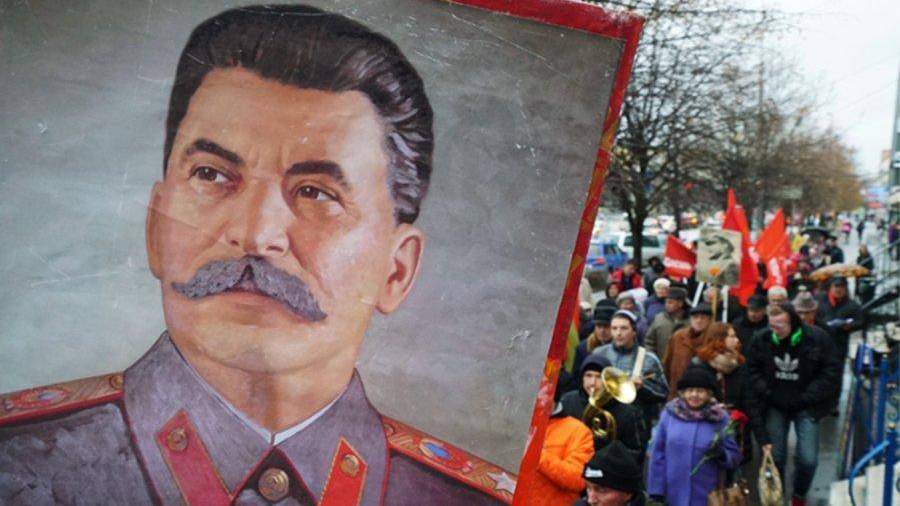 Установку памятной доски Сталину в Московском вузе объяснили постановлением 1960 года