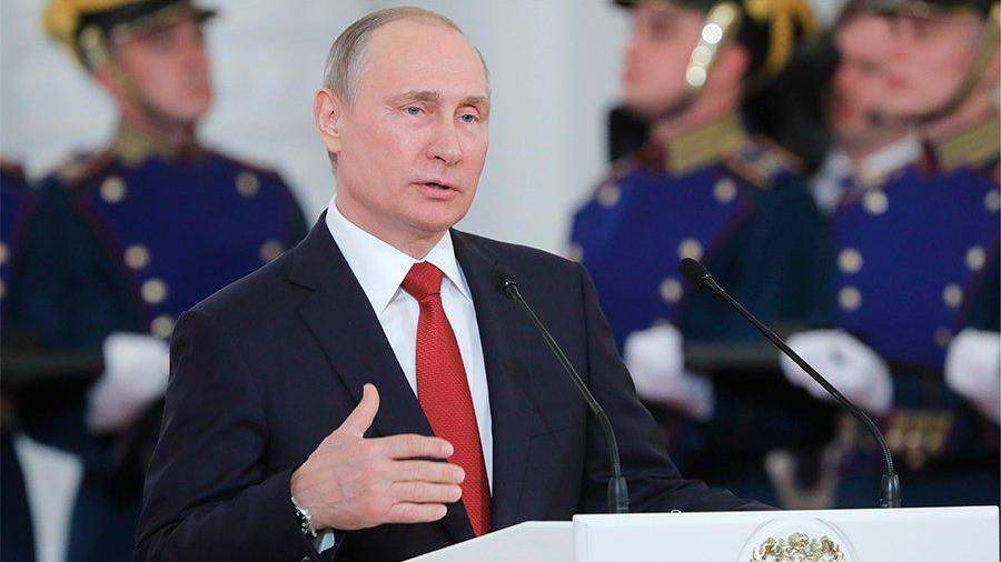 Путин поведал американскому режиссеру о первых шагах на коньках