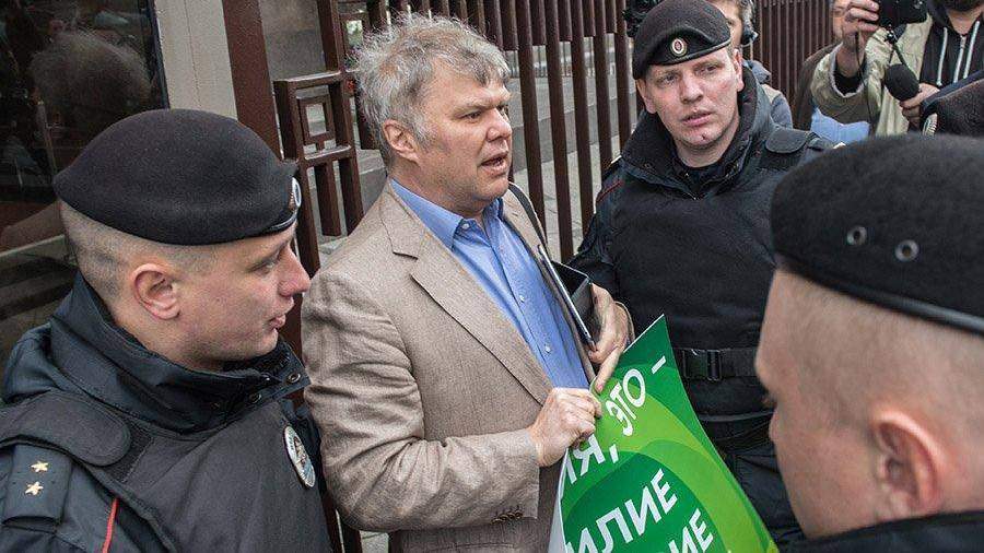 Лидера московского отделения «Яблока» Митрохина задержали у Государственной думы Лидера московского отделения «Яблока» Митрохина задержали у Государственной думы