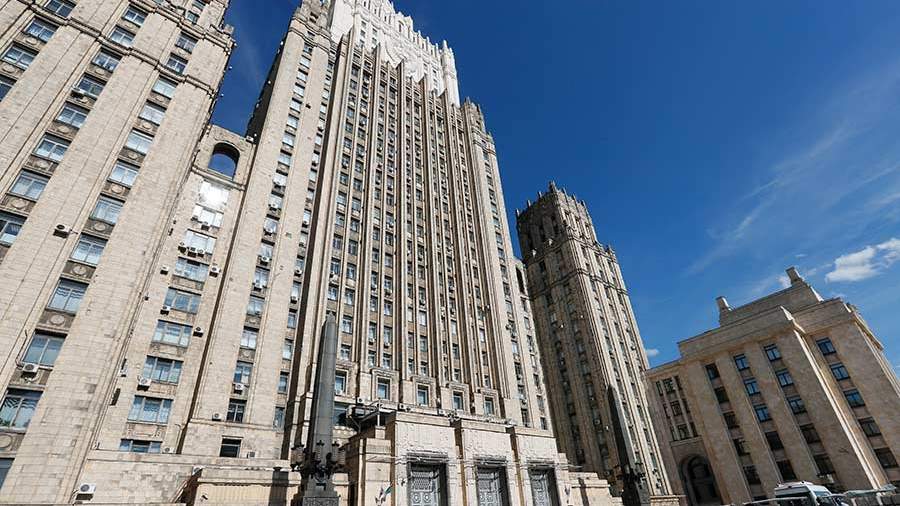 Русский дипломат найден мертвым в своей квартире