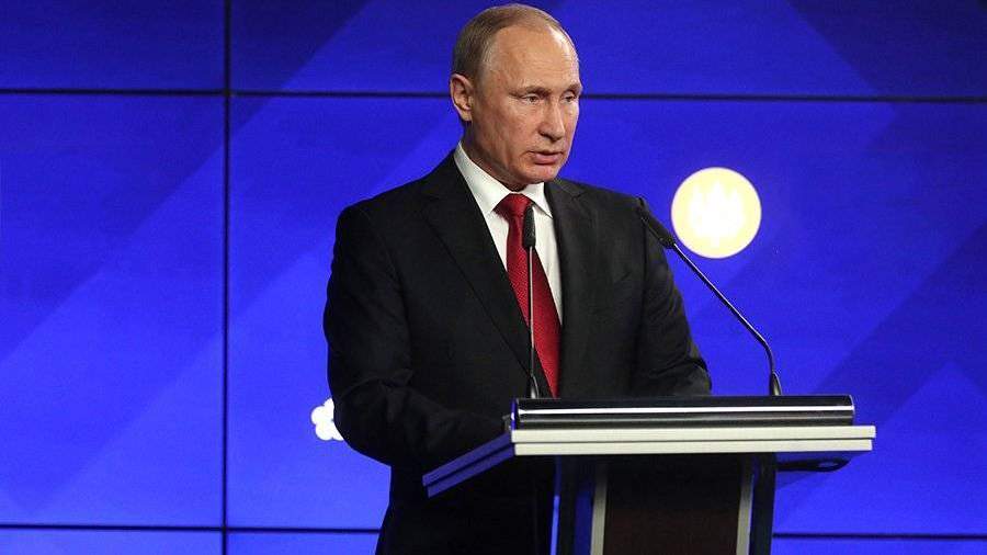 Путин утвердил изменения в закон о военном положении
