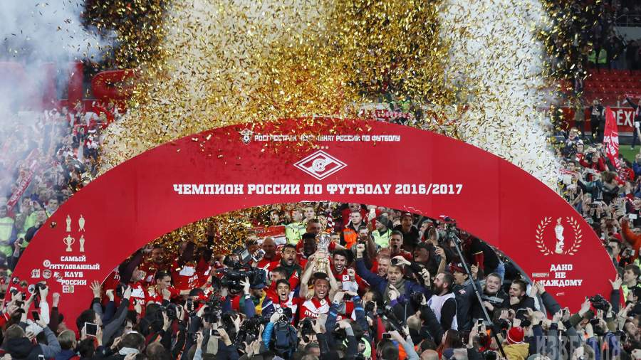 Игроки «Спартака» на церемонии вручения Кубка чемпионов России