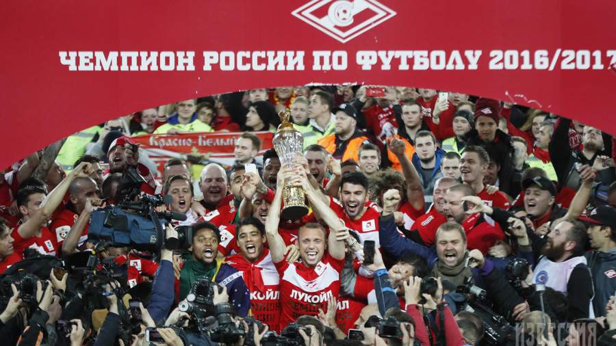 Игроки «Спартака» на церемонии вручения Кубка чемпионов России