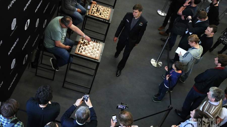 Гроссмейстер Сергей Карякин (Россия) проводит сеанс одновременной игры