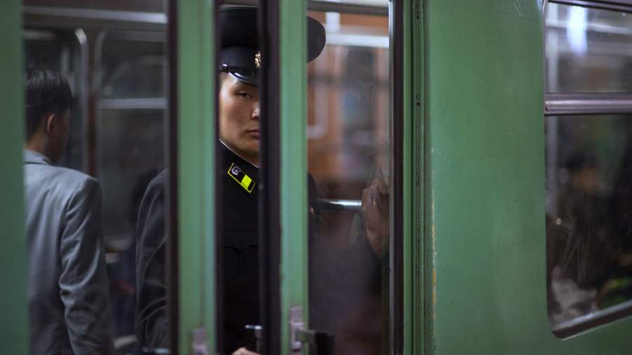 Сотрудник метрополитена Пхеньяна