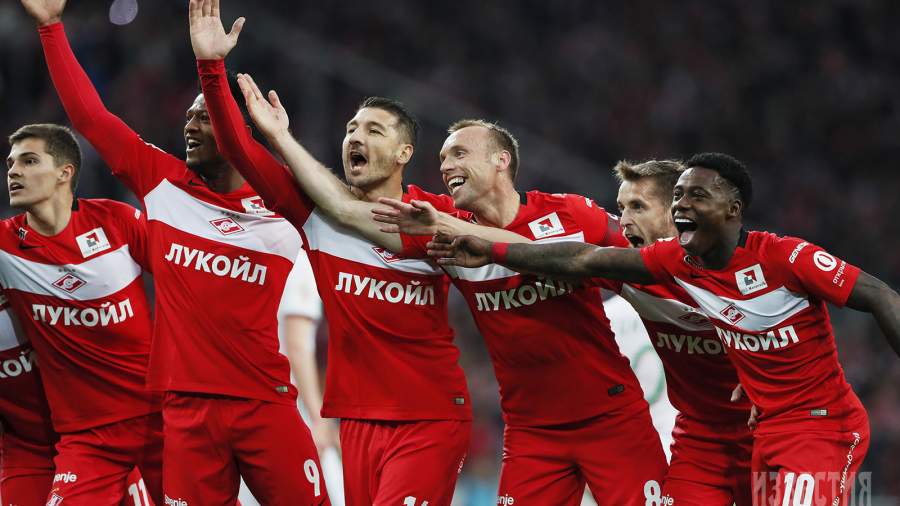 Игроки «Спартака» приветствуют болельщиков после забитого гола