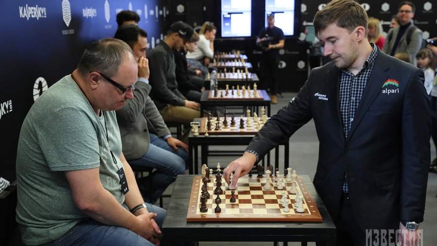 Гроссмейстер Сергей Карякин (Россия) проводит сеанс одновременной игры